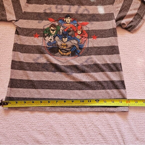 Boys size 6, 5/6 t shirts, Justice League, Batman, and Yoda - Picture 14 of 14